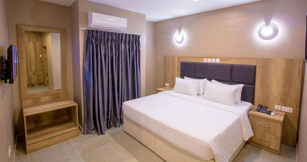 /web/uploads/116/Ivana Suites/header-images/bronze1.jpg